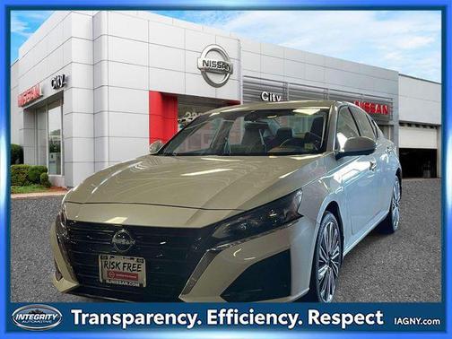 Pearl White Tricoat 2023 Nissan Altima 2.5 SL