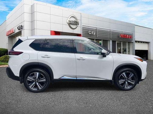 Pearl White Tricoat 2023 Nissan Rogue SL