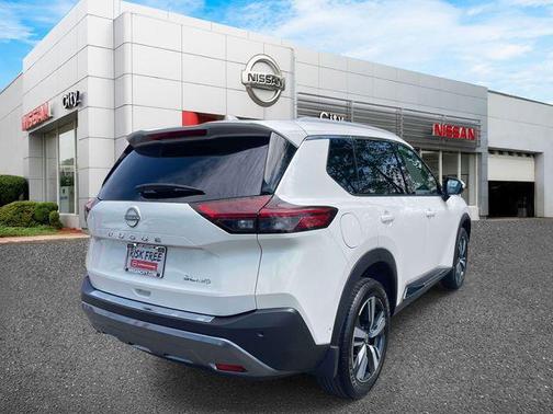 Pearl White Tricoat 2023 Nissan Rogue SL