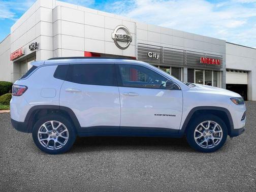 Bright White Clearcoat 2023 Jeep Compass Latitude Lux