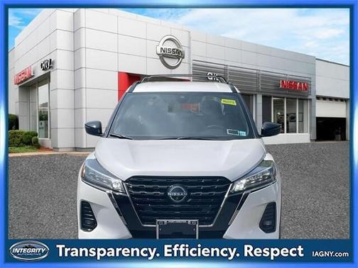 2022 Nissan Kicks SR