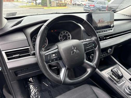 Black 2022 Mitsubishi Outlander SE