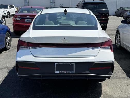 2025 Hyundai ELANTRA SE