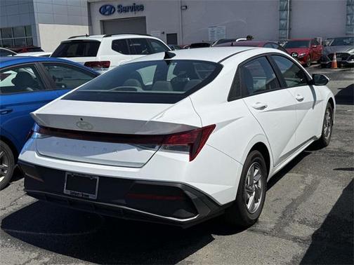 2025 Hyundai ELANTRA SE