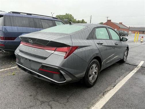 2024 Hyundai ELANTRA SE