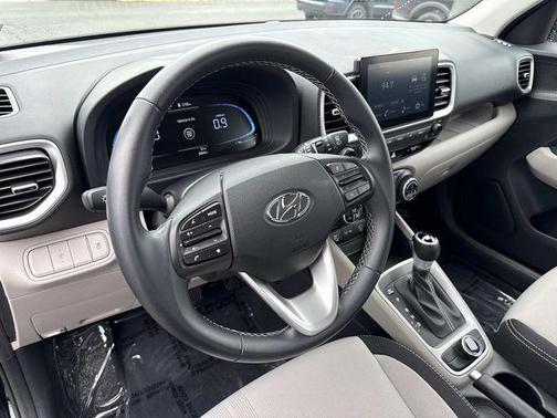 Onyx Black 2025 Hyundai VENUE SEL