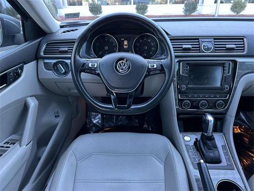 2017 Volkswagen Passat 1.8T SE w/Technology
