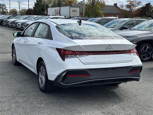 2025 Hyundai ELANTRA SE