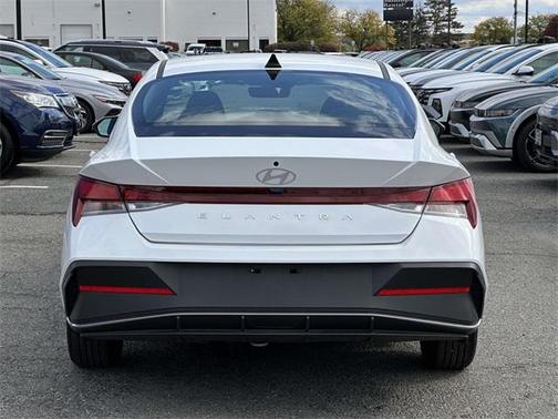 2025 Hyundai ELANTRA SE