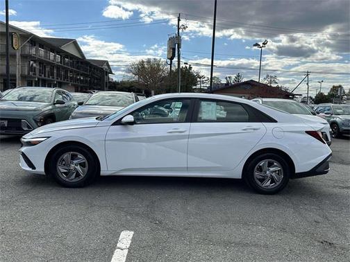2025 Hyundai ELANTRA SE