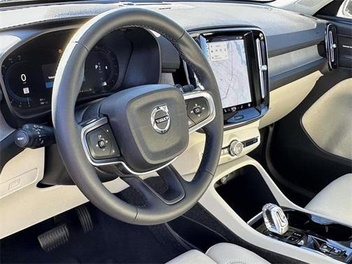 2023 Volvo XC40 B5 Ultimate Dark Theme