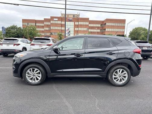 Black Noir Pearl 2017 Hyundai TUCSON SE