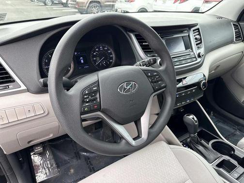 Black Noir Pearl 2017 Hyundai TUCSON SE