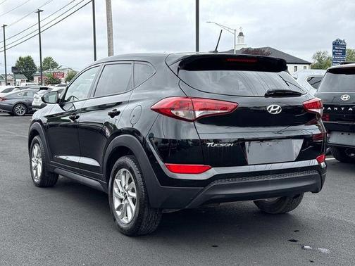 Black Noir Pearl 2017 Hyundai TUCSON SE