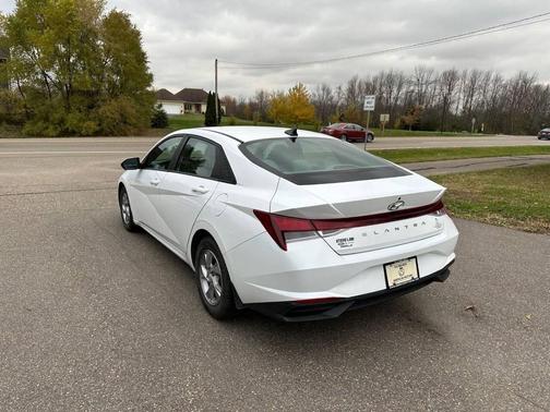 2022 Hyundai ELANTRA SE