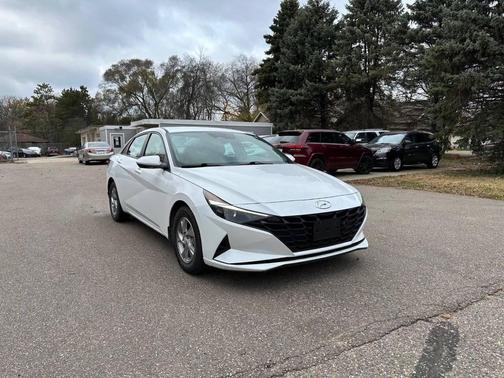 2022 Hyundai ELANTRA SE