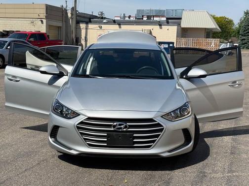 Silver 2018 Hyundai ELANTRA SE