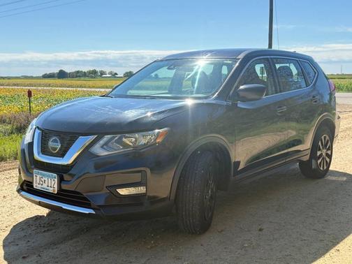 Magnetic Black Pearl 2019 Nissan Rogue S