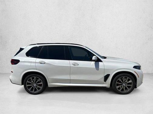 Mineral White Metallic 2024 BMW X5 xDrive40i