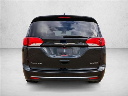 Brilliant Black Crystal Pearlcoat 2018 Chrysler Pacifica Limited