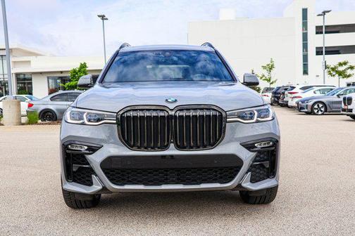 2022 BMW X7 M50i