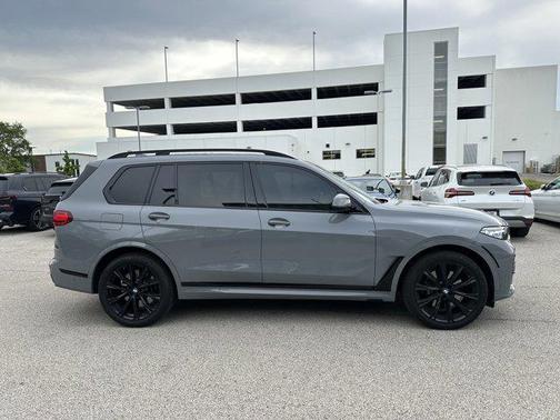 2022 BMW X7 M50i