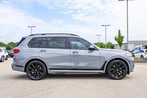 2022 BMW X7 M50i