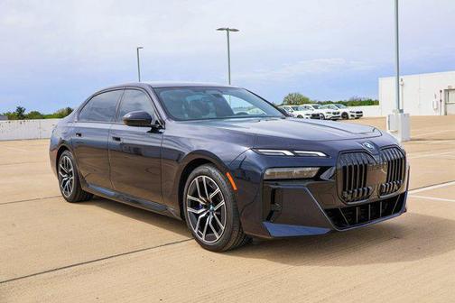Carbon Black Metallic 2023 BMW 740 i