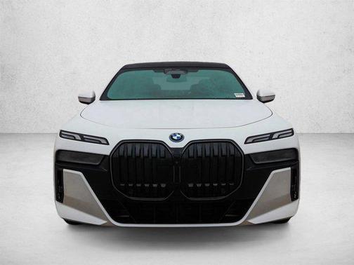 Mineral White Metallic 2026 BMW i7 xDrive60