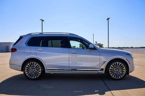 Mineral White Metallic 2023 BMW X7 xDrive40i