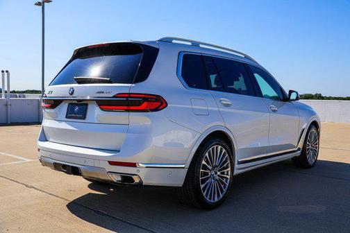 Mineral White Metallic 2023 BMW X7 xDrive40i