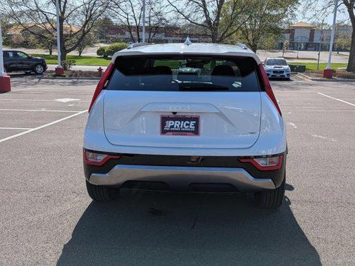 Snow White Pearl 2024 Kia Niro Touring