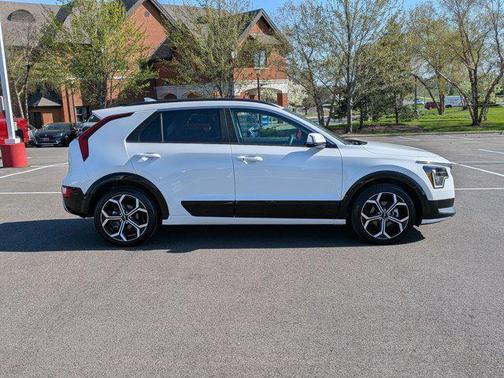 Snow White Pearl 2024 Kia Niro Touring