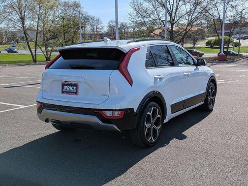 Snow White Pearl 2024 Kia Niro Touring