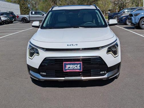 Snow White Pearl 2024 Kia Niro Touring