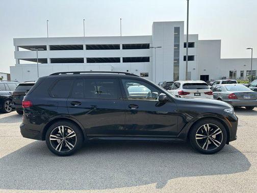 2022 BMW X7 M50i