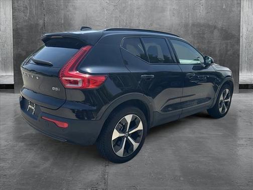 2024 Volvo XC40 B5 Plus Dark Theme