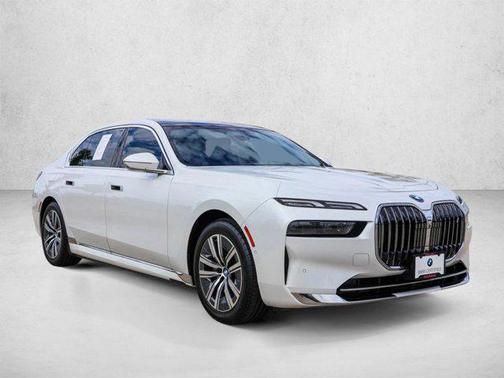 Mineral White Metallic 2024 BMW i7 eDrive50