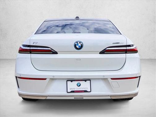 Mineral White Metallic 2024 BMW i7 eDrive50