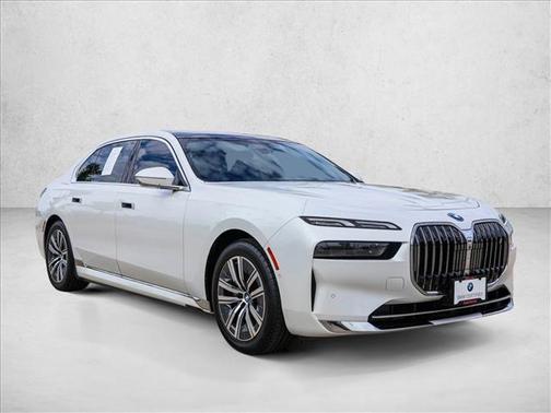 Mineral White Metallic 2024 BMW i7 eDrive50