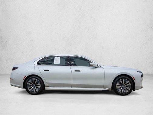 Mineral White Metallic 2024 BMW i7 eDrive50