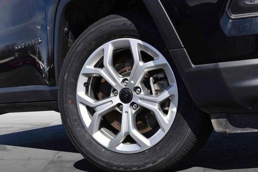 Diamond Black Crystal Pearlcoat 2025 Jeep Compass Latitude