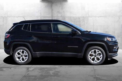 Diamond Black Crystal Pearlcoat 2025 Jeep Compass Latitude