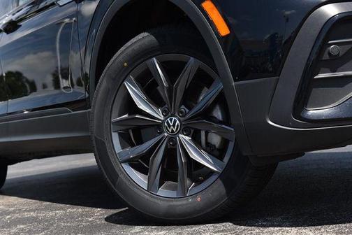Deep Black Pearl 2023 Volkswagen Tiguan 2.0T SE