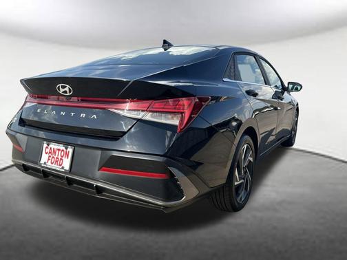 2025 Hyundai ELANTRA SEL