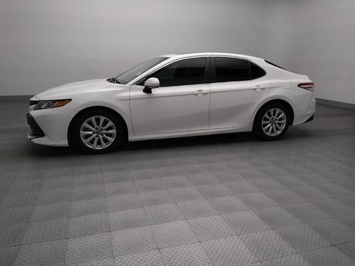 Super White 2018 Toyota Camry LE