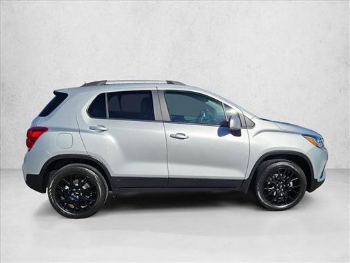 Silver Ice Metallic 2022 Chevrolet Trax LT