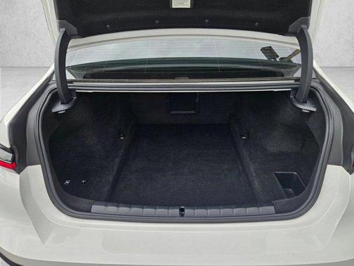 Alpine White 2023 BMW 760 i xDrive