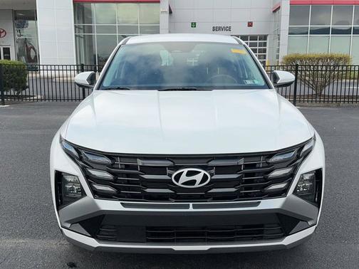 White 2025 Hyundai TUCSON SE