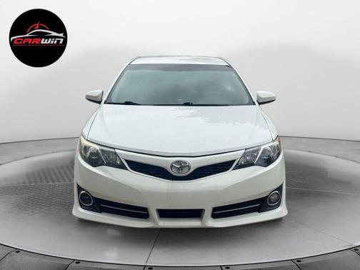 White 2014 Toyota Camry SE
